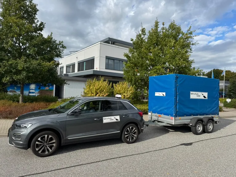 VW T-Roc der Fahrschule Todzi mit Anhänger