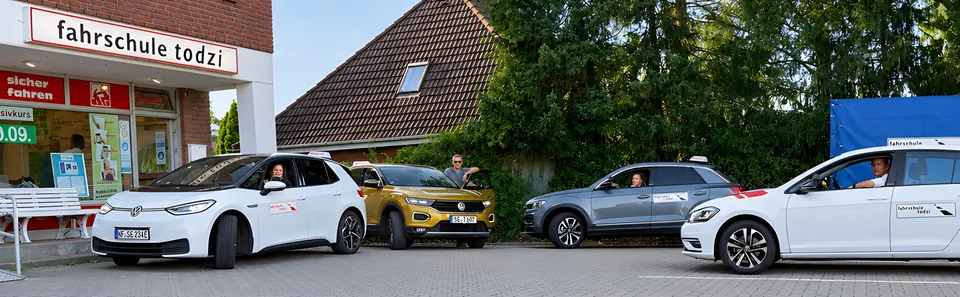 Fahrzeuge der Fahrschule Todzi vor der Fahrschule