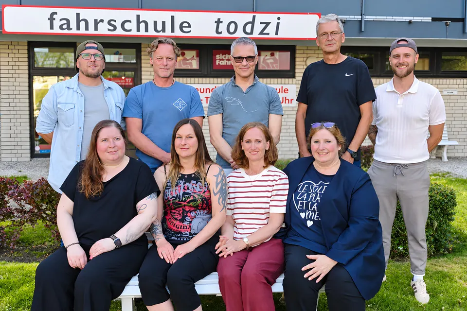 Das Team der Fahrschule Todzi 2026 vor der Fahrschule